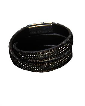 Sort armbånd med små skinnende sten og magnetlås